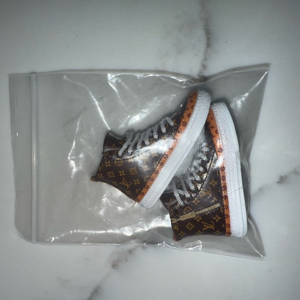 New Labubu LV High-Top Sneakers for your Labubu - Picture 6 of 8